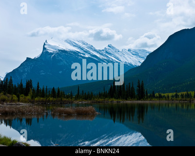 Vermiglio laghi e Mount Rundle il Parco Nazionale di Banff Alberta Canada Foto Stock