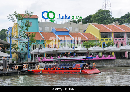 Il Clarke Quay segno a Singapore River Foto Stock