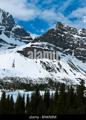 Montagna Crowfoot 3055m lungo la Icefields Parkway il Parco Nazionale di Banff in Canada Foto Stock