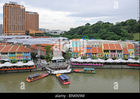 Le imbarcazioni turistiche sul Fiume Singapore a Clarke Quay Foto Stock