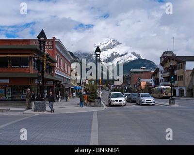 Vista del Banff Avenue con la Cascade Mountain in background. Il centro di Banff Alberta Canada Foto Stock