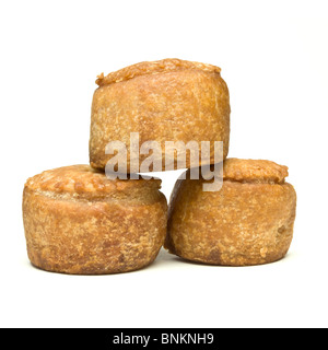 Pila di inglese tradizionale pasticci di carne di maiale da basso prospettica isolata contro uno sfondo bianco. Foto Stock