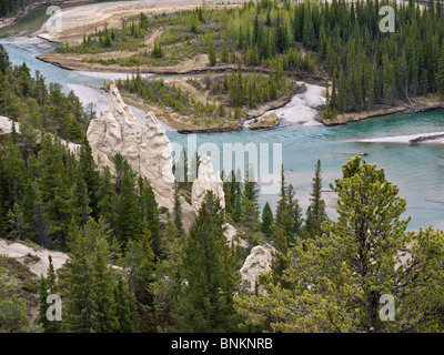 Hoodoo strutture di roccia lungo il Fiume Bow nel Parco Nazionale di Banff Alberta Canada Foto Stock