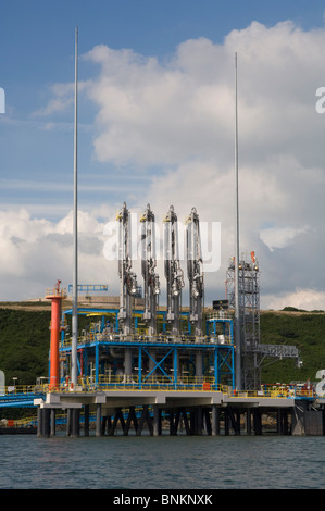 Dragon terminale GNL e jetty, Milford Haven, Pembrokeshire, Wales, Regno Unito, Europa Foto Stock