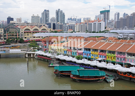 Le imbarcazioni turistiche sul Fiume Singapore a Clarke Quay Foto Stock