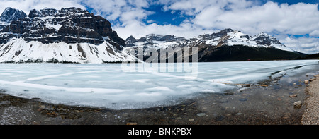 Vista panoramica di congelati al Lago Bow lungo la Icefields Parkway il Parco Nazionale di Banff in Canada Foto Stock