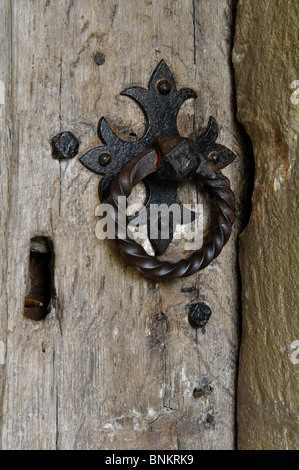 La maniglia dello sportello e la serratura, Chiesa di Tutti i Santi, Weston on Avon, Warwickshire, Inghilterra, Regno Unito Foto Stock