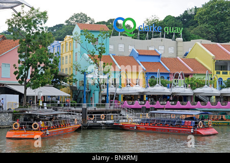 Le imbarcazioni turistiche sul Fiume Singapore a Clarke Quay Foto Stock