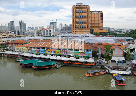 Le imbarcazioni turistiche sul Fiume Singapore a Clarke Quay Foto Stock