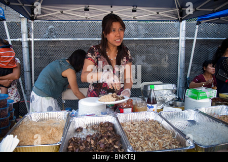Burmese-Americans gustare cibo tradizionale da venditori al XVI annuale acqua birmano Festival di New York Foto Stock