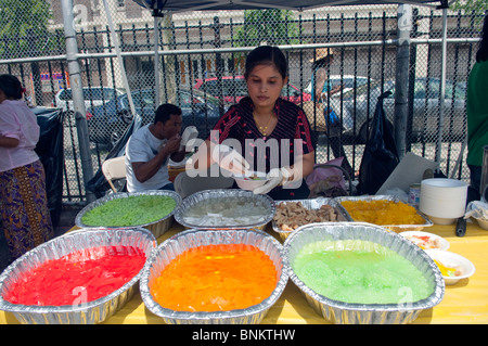 Burmese-Americans gustare cibo tradizionale da venditori al XVI annuale acqua birmano Festival di New York Foto Stock
