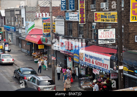 Una striscia di commerciale su Sheepshead Bay Road in Sheepshead Bay quartiere di Brooklyn a New York Foto Stock