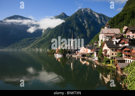 Stupenda vista lago Hallstattersee al pittoresco patrimonio mondiale UNESCO Lakeside Town nelle Alpi austriache. Hallstatt, Salzkammergut, Austria Foto Stock