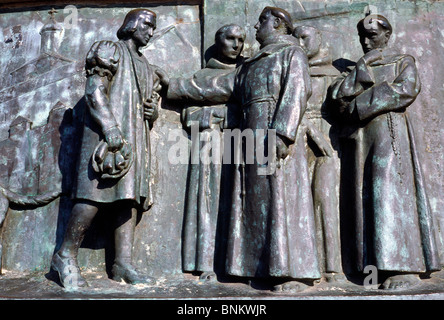 Il bassorilievo raffigurante Columbus sul plinto di Monument a Colom (Monumento di Colombo) a Barcellona. Foto Stock