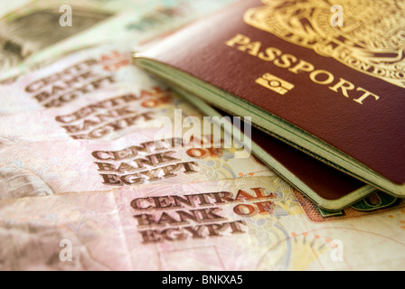 Passaporto britannico oltre dieci egiziano Pound note Foto Stock