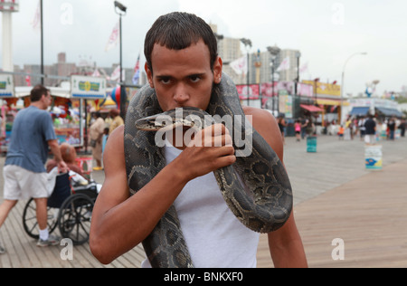 L'uomo kissing snake Coney Island Foto Stock