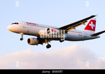 Airbus A320 azionato da Swiss International sulla rotta di avvicinamento per l'atterraggio all'Aeroporto Heathrow di Londra, Regno Unito. Foto Stock