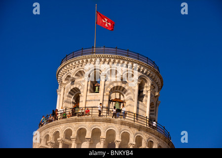 Turisti sul livello superiore della Torre Pendente, Pisa Toscana Italia Foto Stock