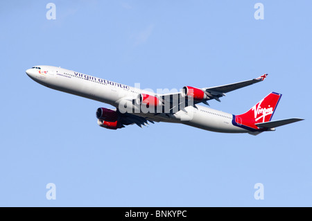 Airbus A340 azionato da Virgin Atlantic arrampicata fuori dopo il decollo dall'Aeroporto Heathrow di Londra, Regno Unito. Foto Stock