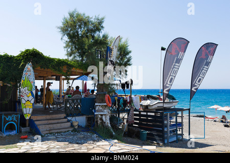 Windsurf e Kitesurf center sulla spiaggia di Ixia, vicino Ialyssos, Baia di Trianda, Rodi, Grecia Foto Stock