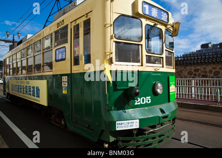 Nagasaki tram elettrico è un privato sistema tramviario di Nagasaki. Il tram ha iniziato il servizio in 1915 ed è stato acceso da allora. Foto Stock