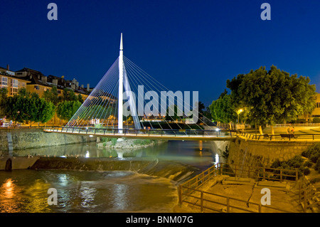 Il nuovo ponte sul fiume Segura fotografata al crepuscolo, città di Murcia, sud orientale della Spagna Foto Stock