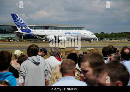 A380 Airbus un motore quattro double deck aerei per il trasporto di passeggeri sulla pista e guardato da spettatori a Farnborough Air Show Inghilterra U Foto Stock