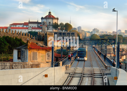 Il treno attraversa Oporto Ponte Dom Luis I Bridge, Portogallo. Foto Stock