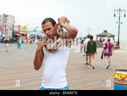 Angry Man holding snake Coney Island NY Foto Stock