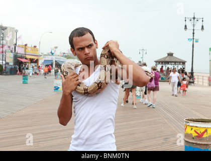 Angry Man holding snake Coney Island NY Foto Stock