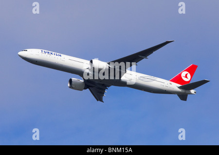 Boeing 777 operati da compagnie aeree turche arrampicata fuori dal decollo all'Aeroporto Heathrow di Londra, Regno Unito. Foto Stock