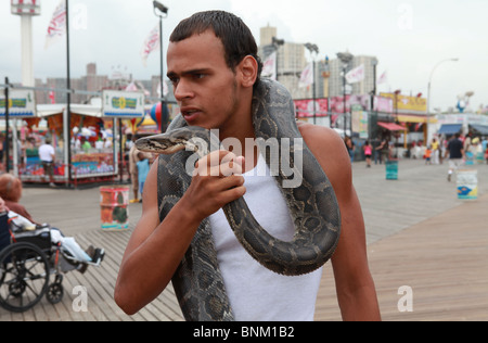 Uomo con snake Coney Island Foto Stock