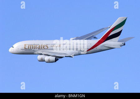 Emirates Airbus A380 in volo dopo la partenza dall'Aeroporto di Londra Heathrow, UK. Foto Stock