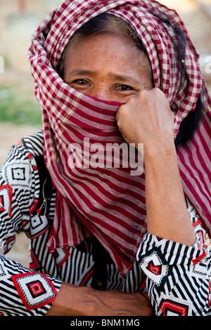 Il Khmer donna con il suo volto coperto in un krama - Phnom Penh Cambogia Foto Stock