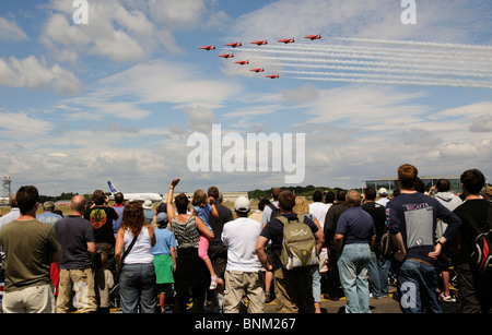 Le frecce rosse RAF per i voli in formazione di team di essere guardato da spettatori al salone di Farnborough in Inghilterra meridionale REGNO UNITO Foto Stock