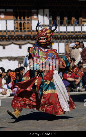 La danza del signore della morte Shinje Yab Yum consort Festival Tsechu Rimpong Dzong Paro Bhutan tradizione tradizionale festival Foto Stock