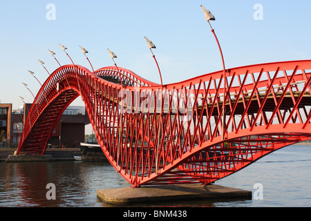 Moderno ponte rosso da isola di Borneo Sporenburg alla penisola in Amsterdam Eastern Docklands. Foto Stock