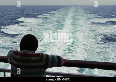 Guardando la scia della MV Pont Aven nel Golfo di Biscaglia Foto Stock