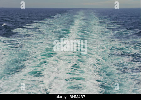 Guardando la scia della MV Pont Aven nel Golfo di Biscaglia Foto Stock