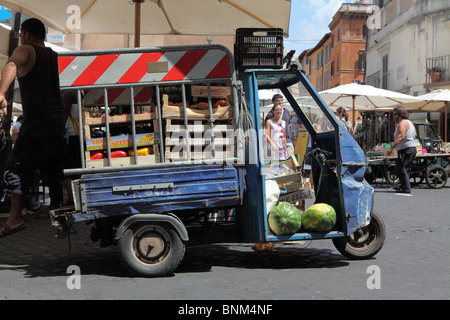Una tre scooter a ruote veicolo chiamato un ape - bee utilizzati per uso commerciale nel Campo dei Fiori Roma Foto Stock