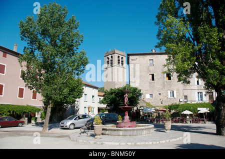 Village, quadrato, Antraigues sur Volane, Ardeche, Francia Foto Stock