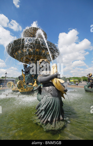Fontana a Place de la Concorde Parigi Francia Foto Stock