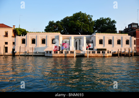 Al di fuori della Collezione Peggy Guggenheim sul Canal Grande di Venezia, Italia Foto Stock