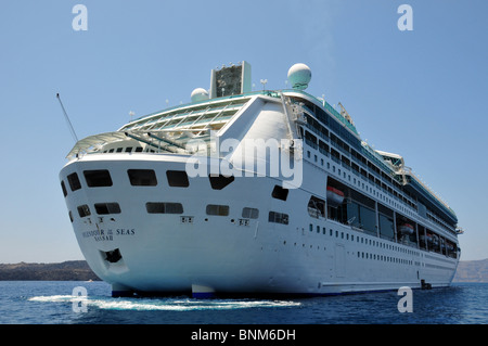 Royal Caribbean International per MV splendore dei mari ormeggiato offshore, Santorini Grecia Foto Stock