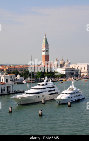 M/Y Eminenza sulla sinistra e M/Y Hampshire sulla destra ormeggiato a VENEZIA con Piazza San Marco verso la parte posteriore Foto Stock