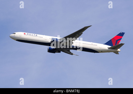 Boeing 767 operato da Delta Airlines arrampicata fuori dall'Aeroporto Heathrow di Londra, Regno Unito. Foto Stock