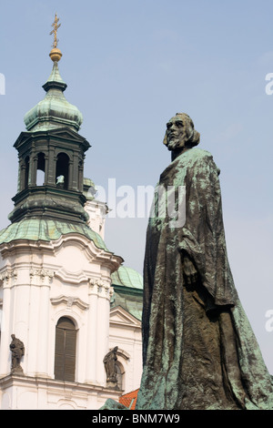 Jan Hus monumento con San Nicola in background Foto Stock