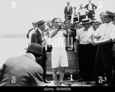 Escapologist Harry Houdini (1874 - 1926) preparare per eseguire un trick escape - probabilmente il suo famoso 'fuoribordo box fuga'. Foto Stock