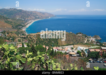 Italia Sicilia isola provincia di Messina Taormina Mare Ionio Mare mediterranea paesaggi costieri Mazzaro Beach bay Foto Stock