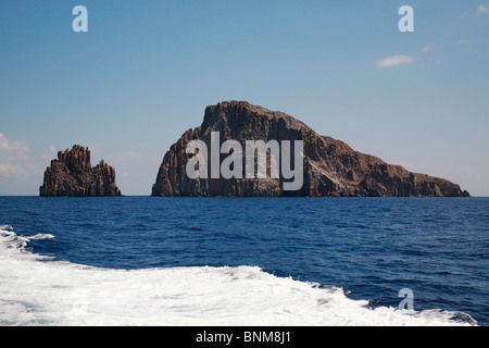 Italia Sicilia Provincia di Messina Isole Eolie Lipari Isole del Mar Tirreno mare Mediterranea Basiluzzo isola sulla sinistra Foto Stock